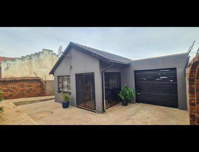 4 BEDROOM HOUSE FOR SALE IN PROTEA NORTH